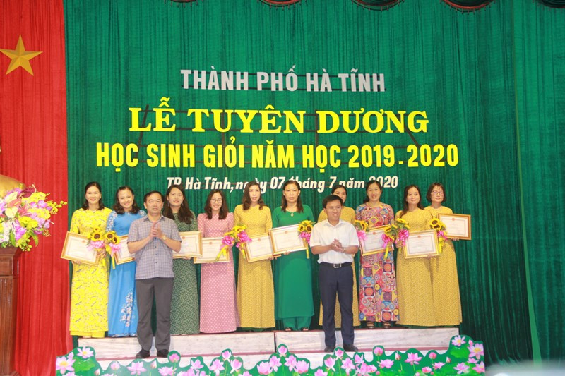 TP Hà Tĩnh tuyên dương gần 200 học sinh, giáo viên xuất sắc ảnh 3