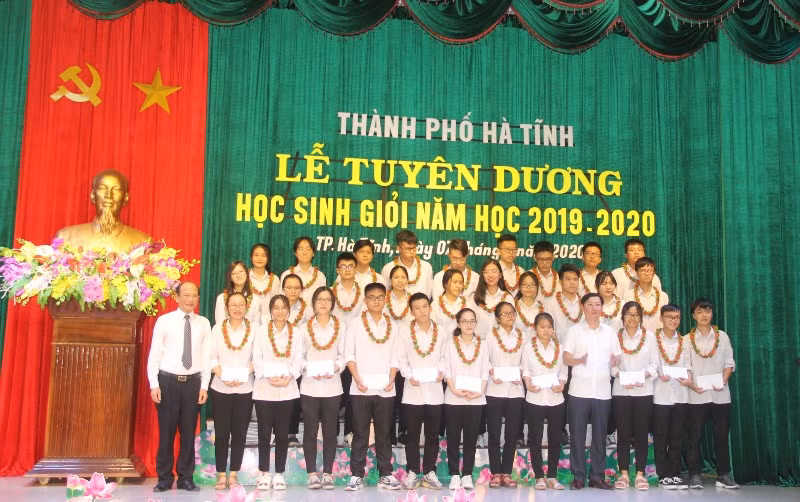 TP Hà Tĩnh tuyên dương gần 200 học sinh, giáo viên xuất sắc ảnh 4