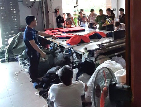 Tạm giữ hàng nghìn sản phẩm giả nhãn Adidas, Nike