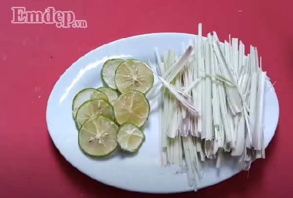 Bí quyết xông hơi thải độc bằng lá đinh lăng giúp da mịn đẹp bất chấp nắng nóng, bụi bẩn ảnh 4