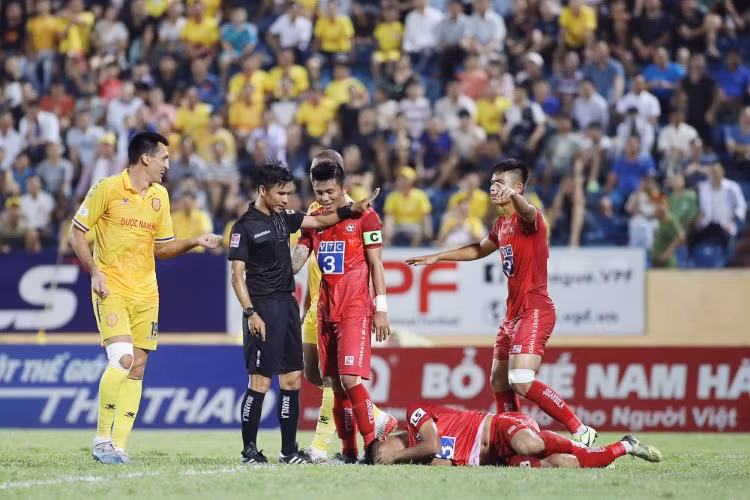 Sai sót của trọng tài tại V-League 2020: Căn bệnh hết thuốc chữa? ảnh 2