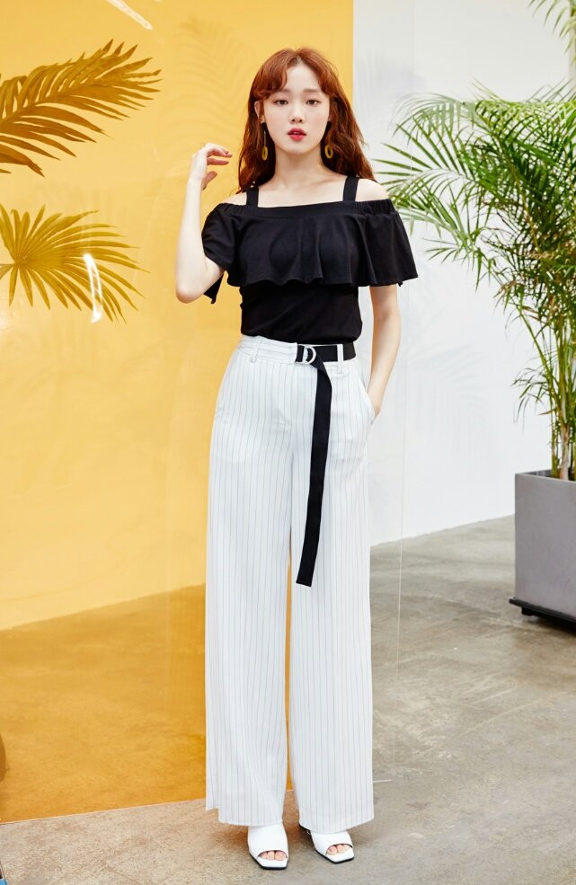 Phong cách thời trang đơn giản nhưng vẫn sang hết phần thiên hạ của Lee Sung Kyung ảnh 8 Phong cách thời trang đơn giản nhưng vẫn sang hết phần thiên hạ của Lee Sung Kyung ảnh 8