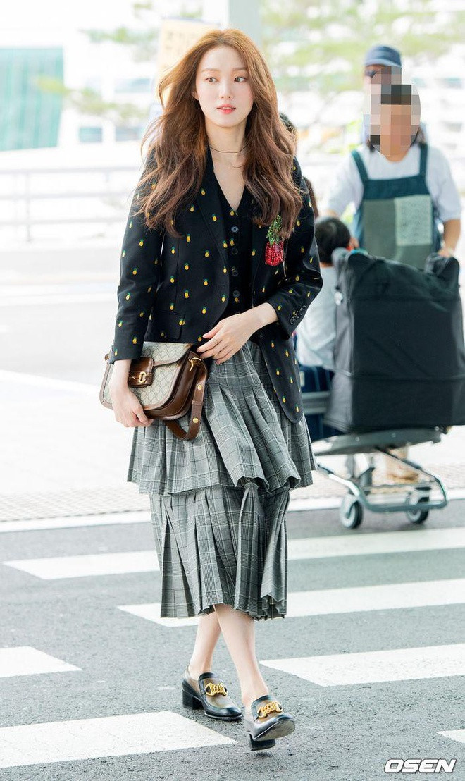 Phong cách thời trang đơn giản nhưng vẫn sang hết phần thiên hạ của Lee Sung Kyung ảnh 5 Phong cách thời trang đơn giản nhưng vẫn sang hết phần thiên hạ của Lee Sung Kyung ảnh 5