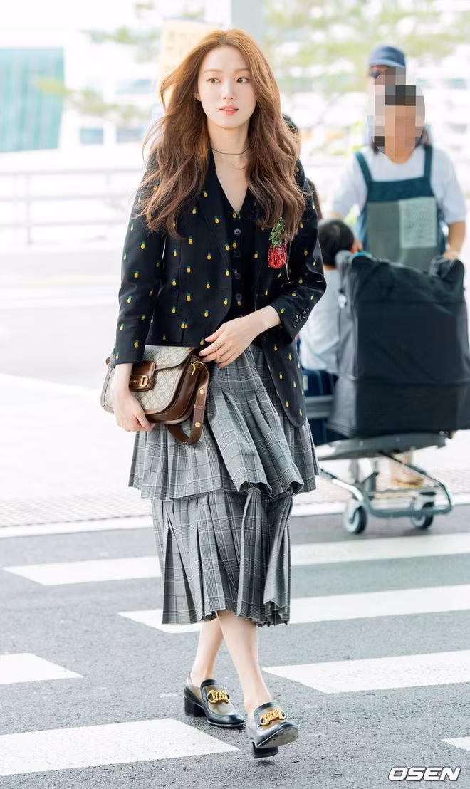 Phong cách thời trang đơn giản nhưng vẫn sang hết phần thiên hạ của Lee Sung Kyung ảnh 5