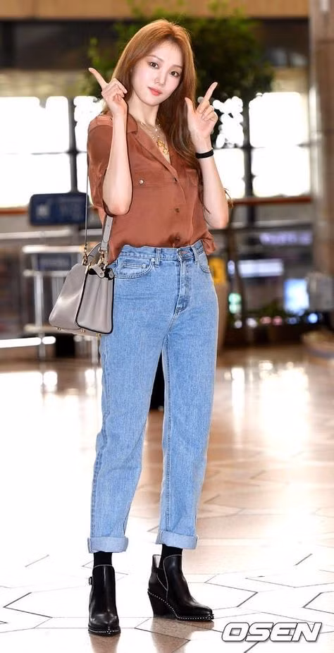 Phong cách thời trang đơn giản nhưng vẫn sang hết phần thiên hạ của Lee Sung Kyung ảnh 1