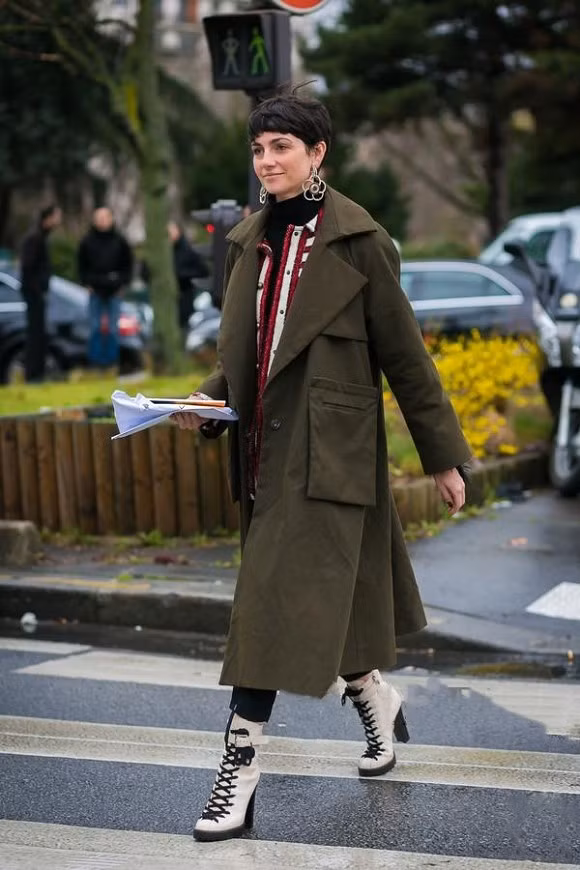 Chưa cao đến 1m60 không nên chạm vào 3 đôi giày này ảnh 11