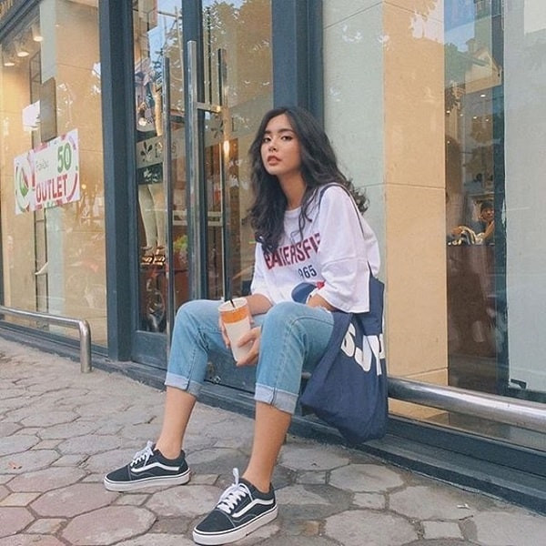 Kiểu áo đơn giản nhưng diện cùng quần jeans xinh đừng hỏi