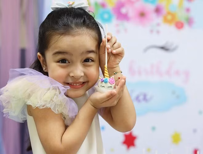 "Tan chảy" trước nhan sắc ngọt ngào của con gái mỹ nhân đẹp nhất Philippines ảnh 5