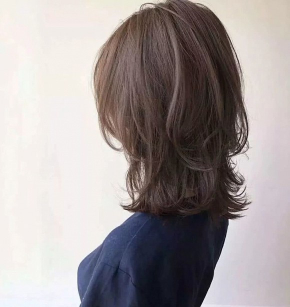 Những "kiểu tóc ngắn trung bình" đang được săn lùng nhất năm nay ảnh 14 Những "kiểu tóc ngắn trung bình" đang được săn lùng nhất năm nay ảnh 14