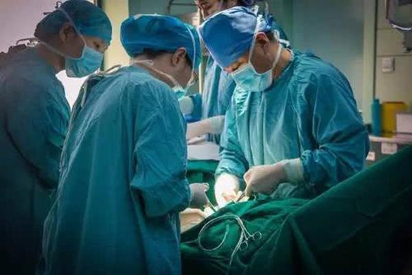 Vì sao trong phòng sinh nở luôn có ít nhất một bác sĩ nam?