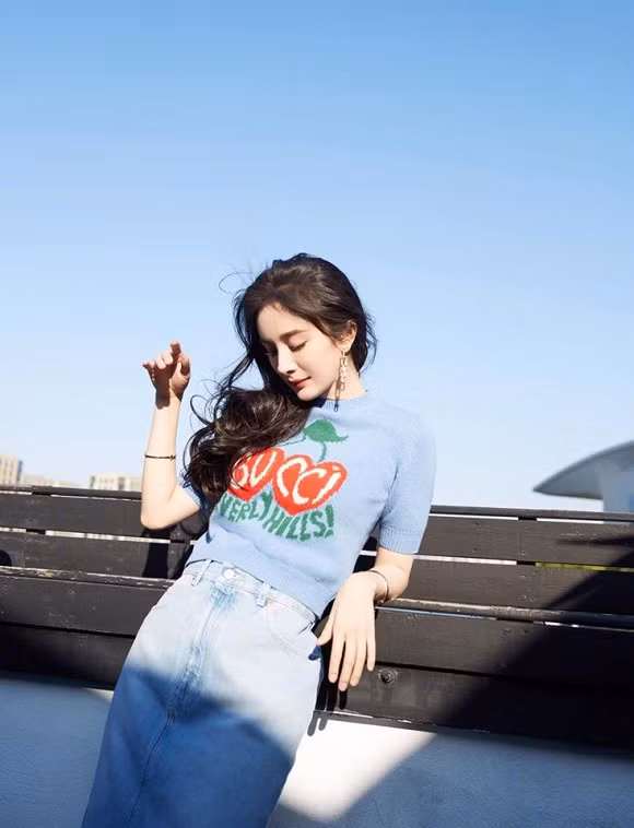 Mãn nhãn phong cách thời trang trẻ trung của "gái một con" Dương Mịch ảnh 9