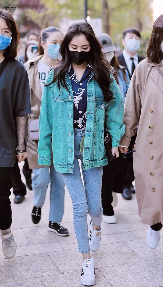 Mãn nhãn phong cách thời trang trẻ trung của "gái một con" Dương Mịch ảnh 3