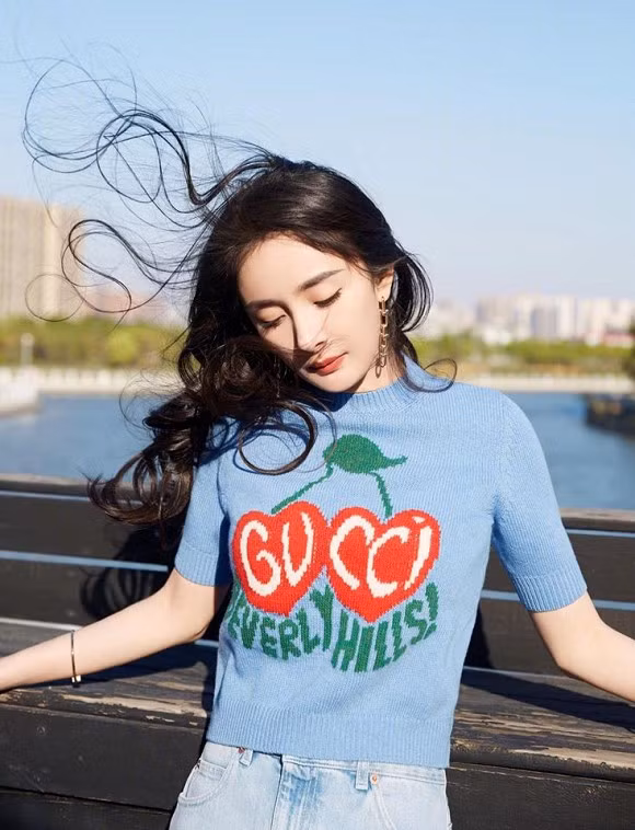 Mãn nhãn phong cách thời trang trẻ trung của "gái một con" Dương Mịch ảnh 7