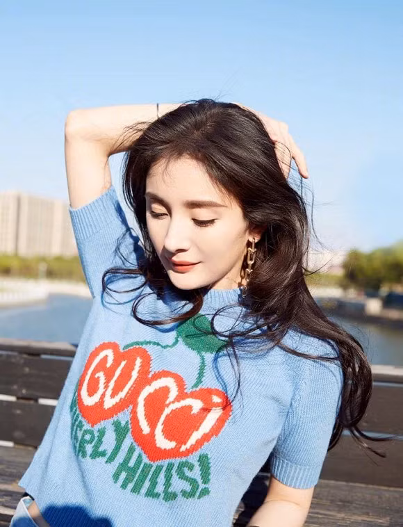 Mãn nhãn phong cách thời trang trẻ trung của "gái một con" Dương Mịch ảnh 6