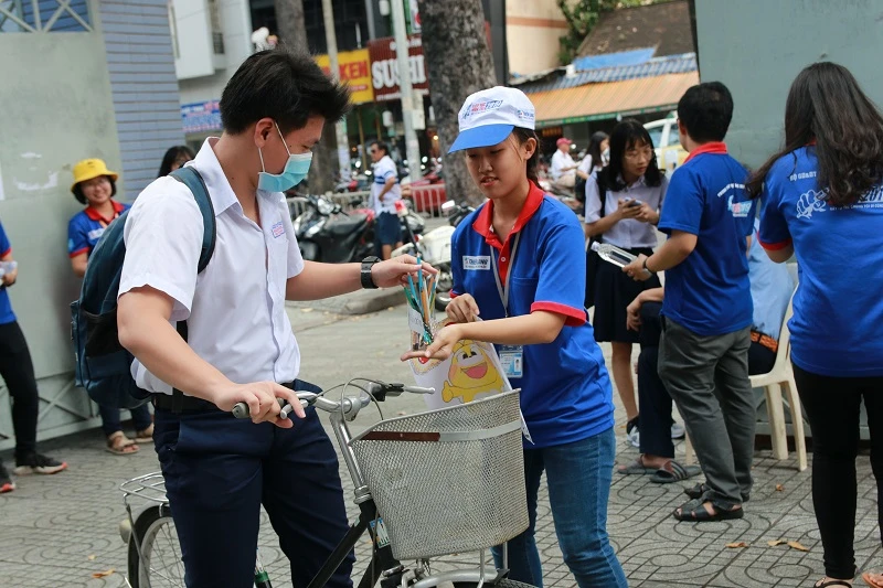 Xã hội chung tay hỗ trợ thí sinh