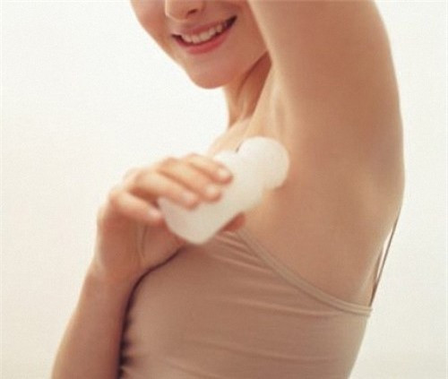 Sai lầm khi sử dụng lăn khử mùi khiến ”mùi hương" càng thêm nặng ảnh 1 Sai lầm khi sử dụng lăn khử mùi khiến ”mùi hương" càng thêm nặng ảnh 1