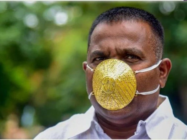 Đeo khẩu trang vàng 4.000 USD mong tránh Covid-19