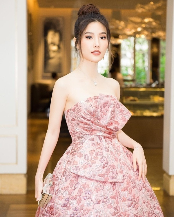 Phong cách sang chảnh từ đời thường đến thảm đỏ của Diễm My 9X ảnh 6