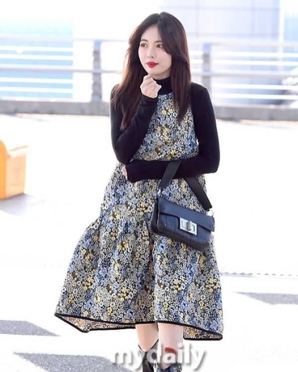 Cách diện váy áo họa tiết hoa xinh yêu hết mực của HyunA ảnh 8