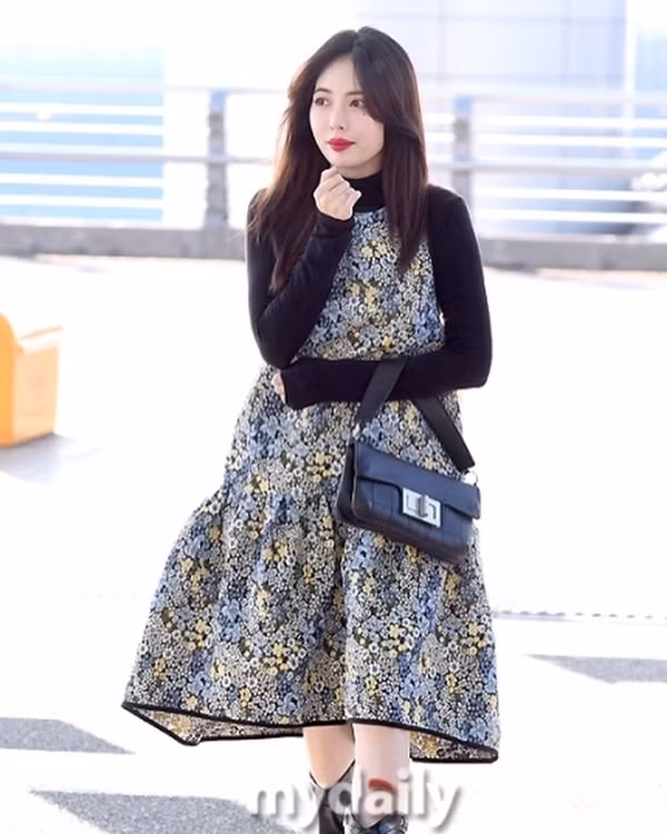 Cách diện váy áo họa tiết hoa xinh yêu hết mực của HyunA ảnh 8