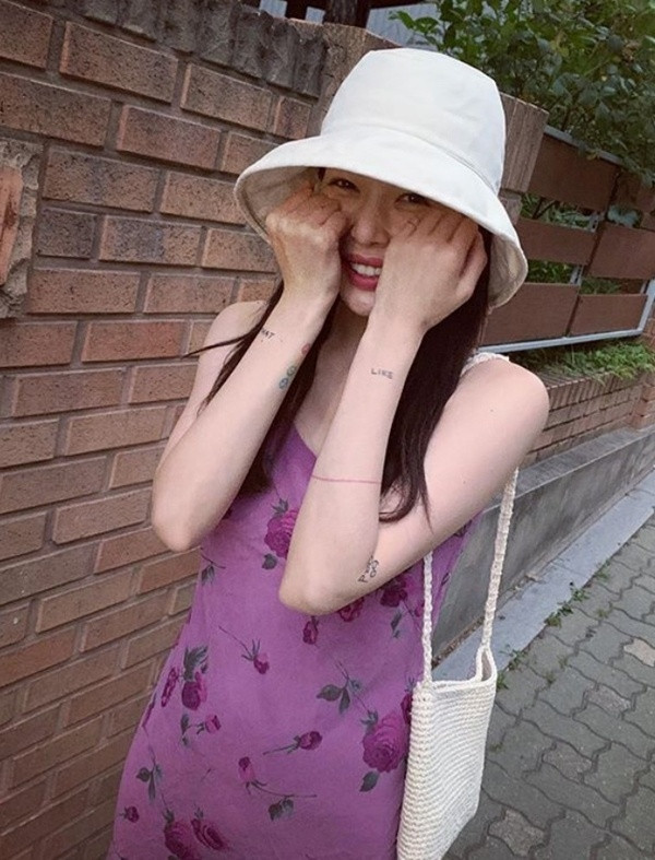 Cách diện váy áo họa tiết hoa xinh yêu hết mực của HyunA ảnh 7