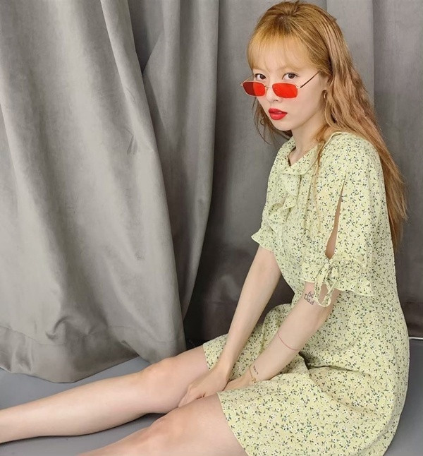 Cách diện váy áo họa tiết hoa xinh yêu hết mực của HyunA ảnh 2