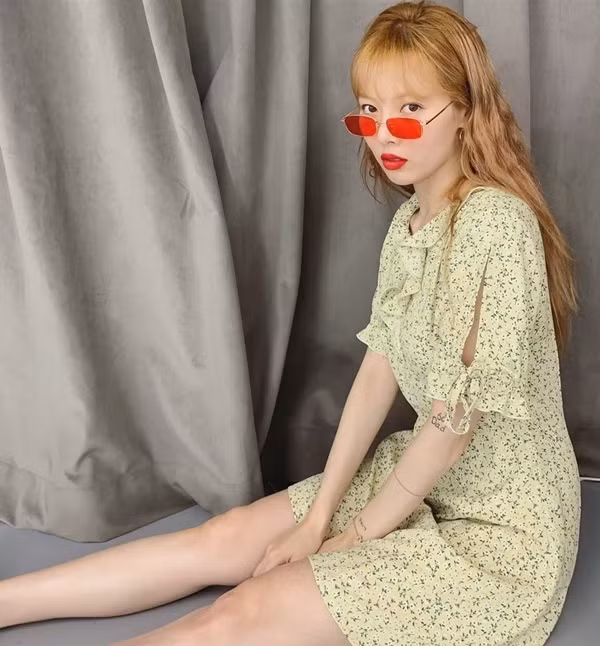 Cách diện váy áo họa tiết hoa xinh yêu hết mực của HyunA ảnh 2