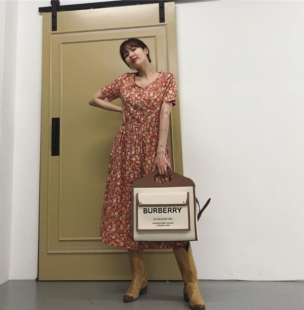 Cách diện váy áo họa tiết hoa xinh yêu hết mực của HyunA ảnh 6