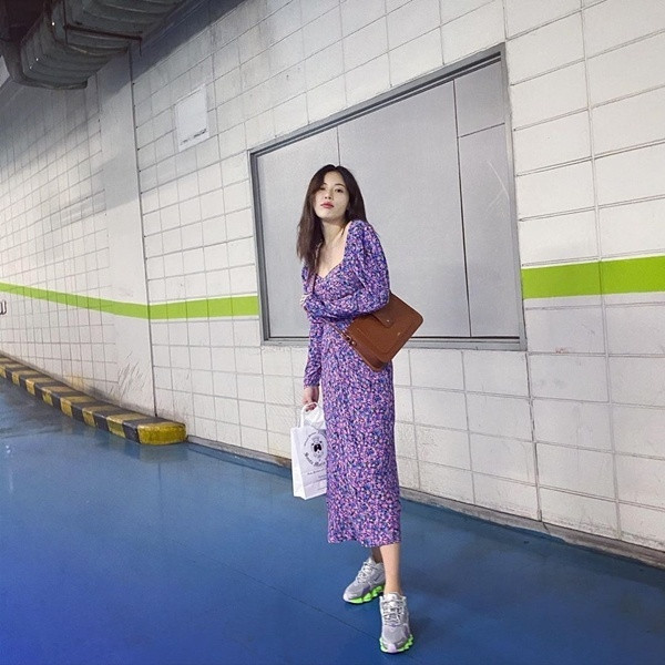Cách diện váy áo họa tiết hoa xinh yêu hết mực của HyunA ảnh 5