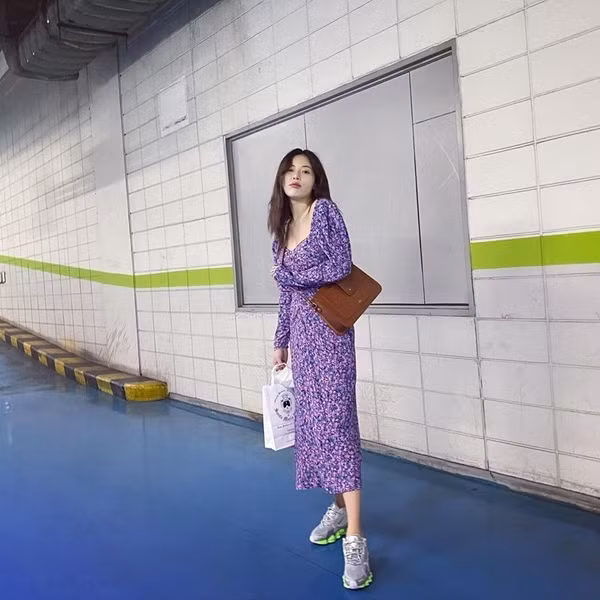 Cách diện váy áo họa tiết hoa xinh yêu hết mực của HyunA ảnh 5