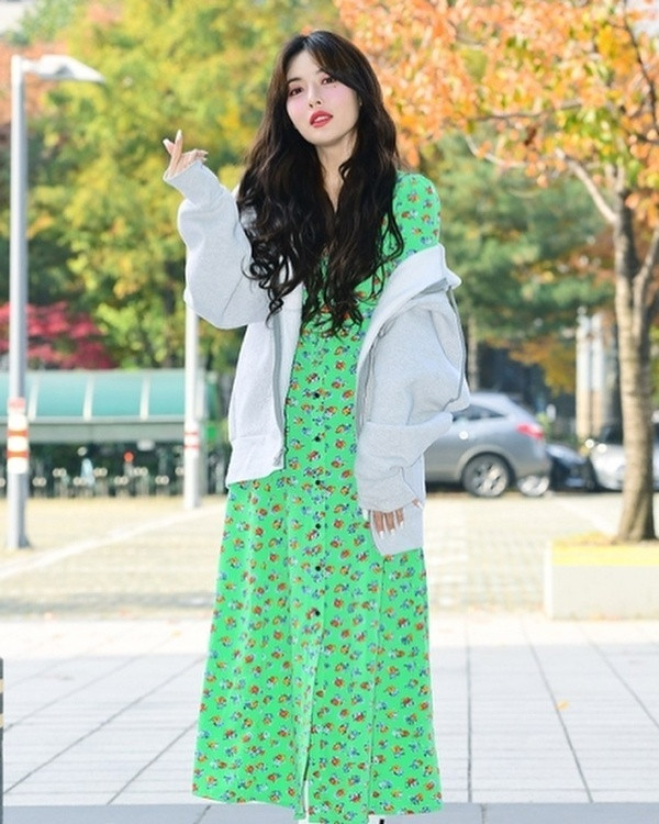 Cách diện váy áo họa tiết hoa xinh yêu hết mực của HyunA ảnh 4