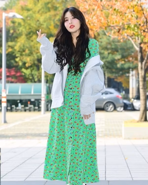 Cách diện váy áo họa tiết hoa xinh yêu hết mực của HyunA ảnh 4