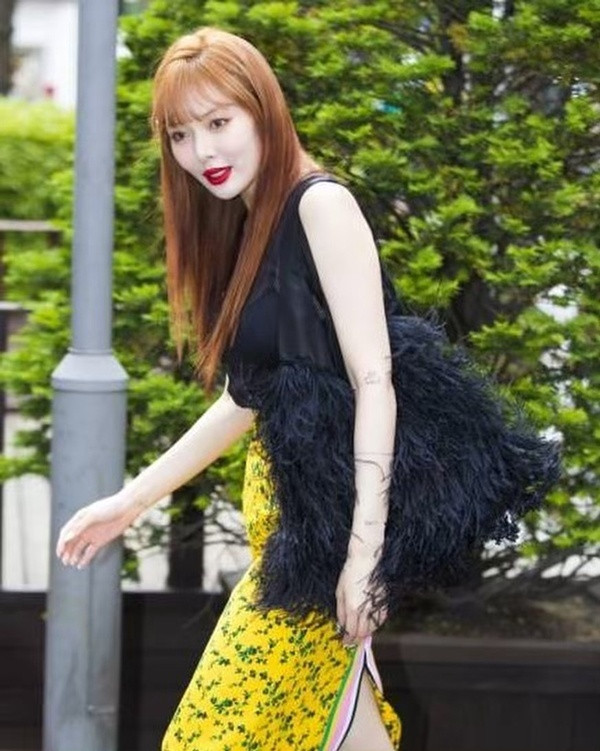 Cách diện váy áo họa tiết hoa xinh yêu hết mực của HyunA ảnh 10