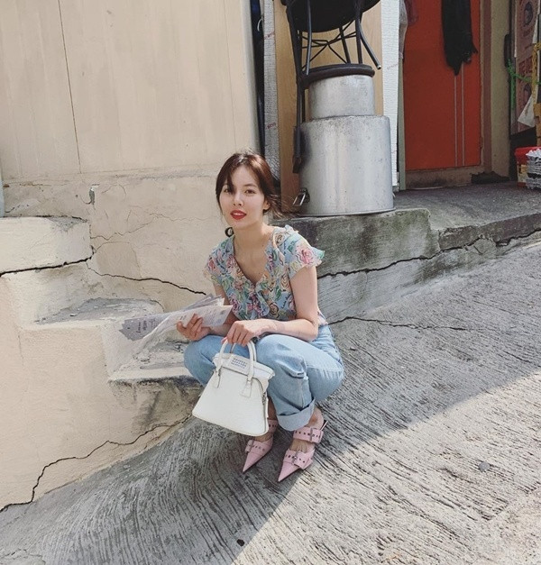 Cách diện váy áo họa tiết hoa xinh yêu hết mực của HyunA ảnh 12