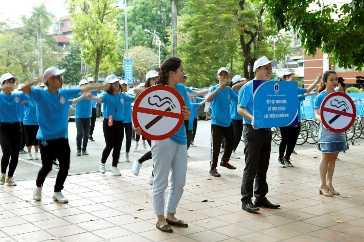 Trường học không khói thuốc: Làm gì để luật đi vào cuộc sống?