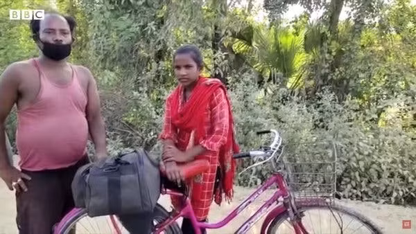 Không có tiền, cô bé 15 tuổi đạp xe 1.200 km đưa bố về quê ảnh 1