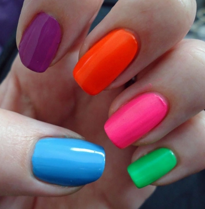 Những mẫu nail neon giúp nàng nổi bần bật mùa hè này ảnh 1