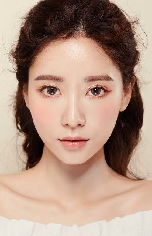 Mẹo trang điểm nhanh mà đẹp giúp bạn tự tin họp online bất kỳ lúc nào ảnh 3