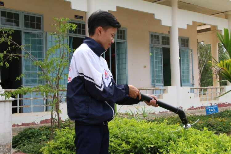 Hai học sinh lớp 9 sáng tạo máy cầm tay tích hợp chức năng: Giá rẻ, thân thiện môi trường ảnh 1