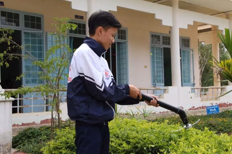 Hai học sinh lớp 9 sáng tạo máy cầm tay tích hợp chức năng: Giá rẻ, thân thiện môi trường ảnh 1