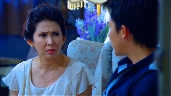 Thấy chiếc túi lạ mẹ chồng đeo trước ngực, tôi tò mò tìm cách mở ra xem và sốc với thứ bên trong