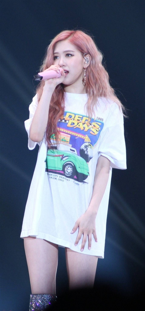 Cách mix áo phông freesize vừa đơn giản vừa đẹp như Jennie và Rosé (BlackPink)