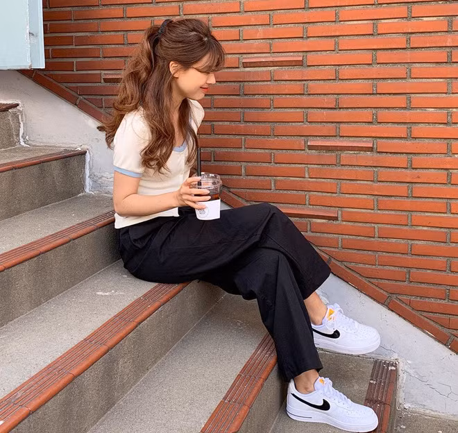 Kiểu tóc đơn giản nhưng cứ để là mặc nhiên xinh lịm tim