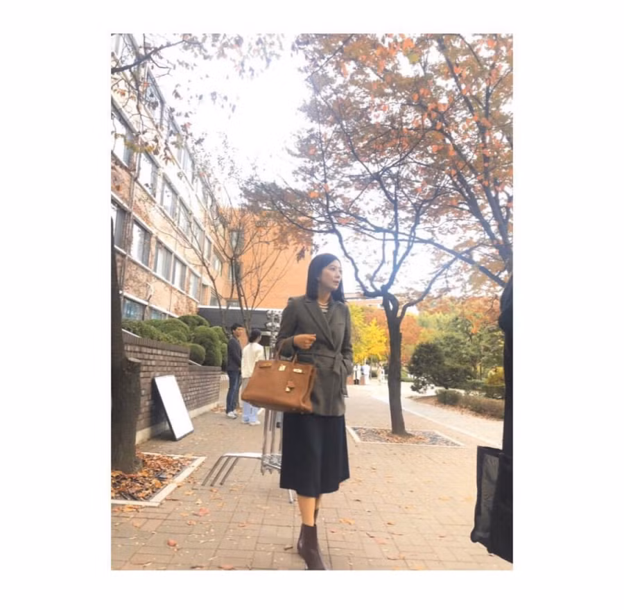 Học "quý cô" Kim Hee Ae phối đồ sang hết phần thiên hạ ở tuổi 53 ảnh 7