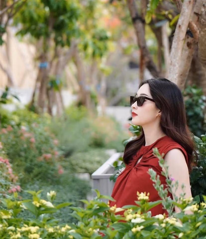 Thời trang giấu bụng bầu tinh tế của Hoa hậu Đặng Thu Thảo ảnh 2