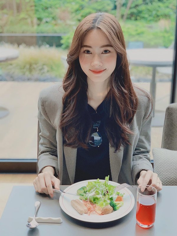 Thời trang giấu bụng bầu tinh tế của Hoa hậu Đặng Thu Thảo ảnh 4