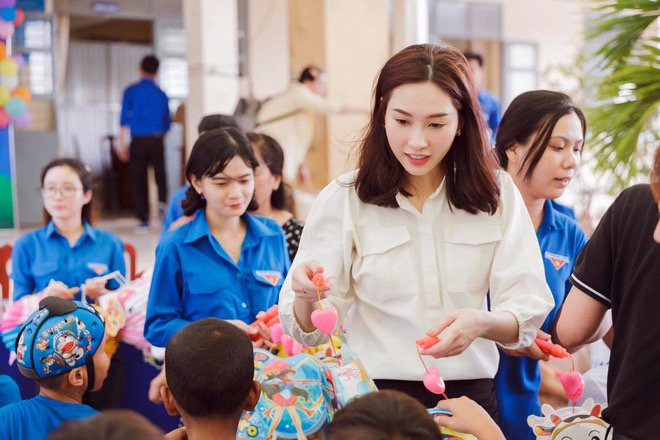 Thời trang giấu bụng bầu tinh tế của Hoa hậu Đặng Thu Thảo ảnh 8