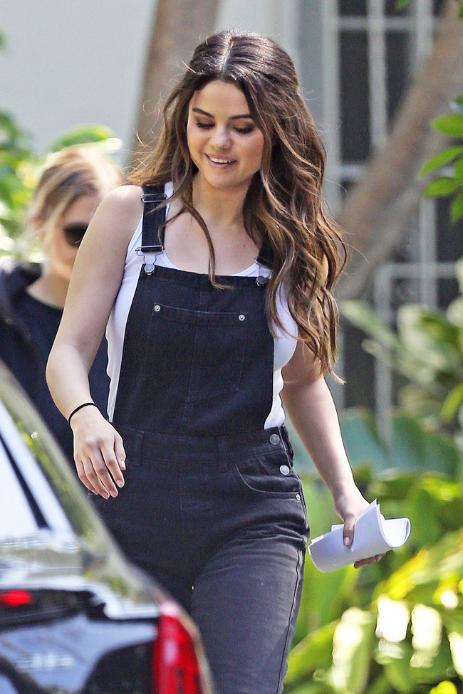 11 bộ cánh giản đơn mà đẹp thần sầu của Selena Gomez ảnh 10