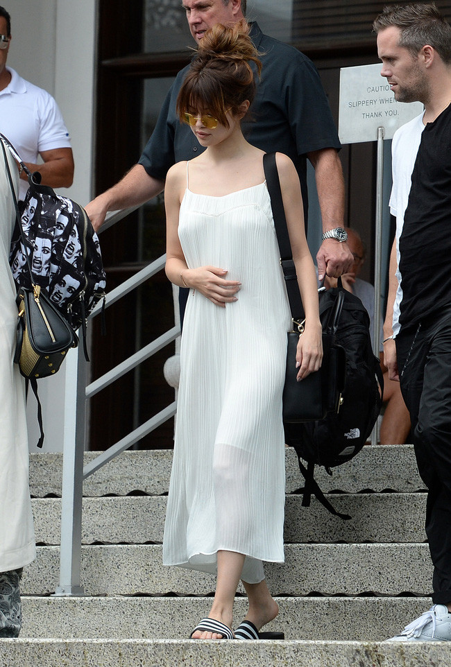 11 bộ cánh giản đơn mà đẹp thần sầu của Selena Gomez ảnh 1