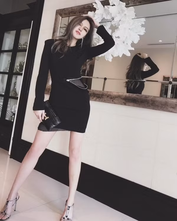 Gu thời trang sang chảnh của bạn gái tố La Chí Tường ngoại tình ảnh 9